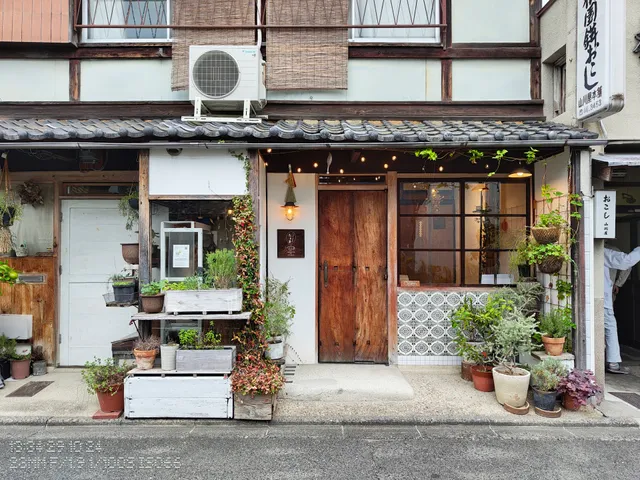 Organic Tea and Art salon Tamacha