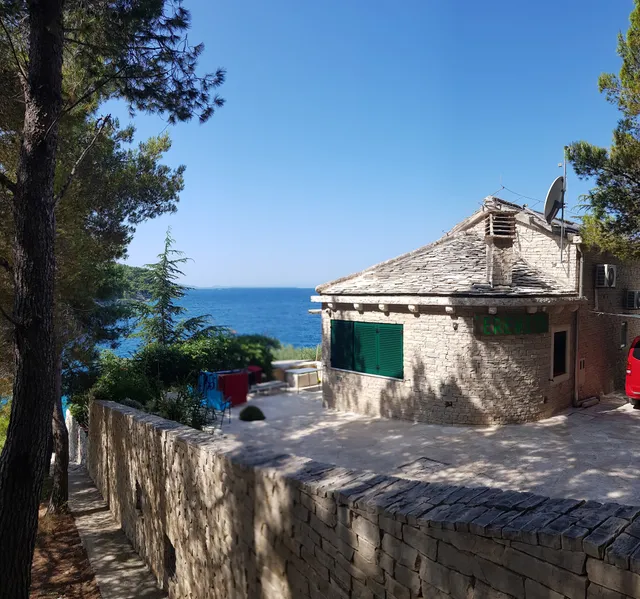 Holiday home 4*, Villa Eremita, by the sea next to the beach. Alone, discreetly, Island Brač