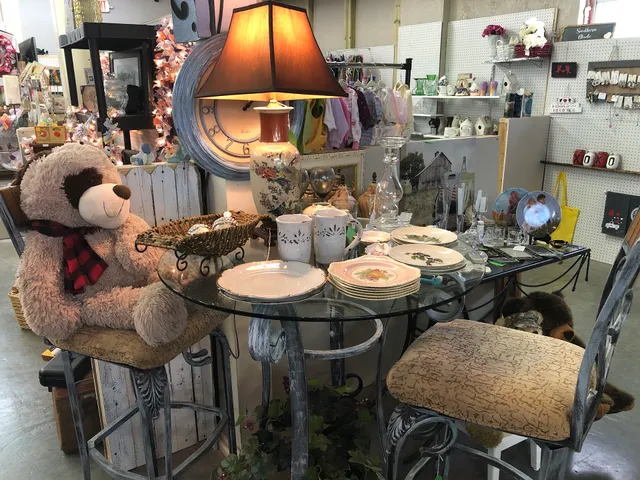 The OL’Queen Theatre Vendor Mall-Indoor Flea Market