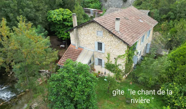 Gîte "le chant de la rivière". Balades en 2CV " Deuch vadrouille 09" visites guidées. Chambre et table hôtes.