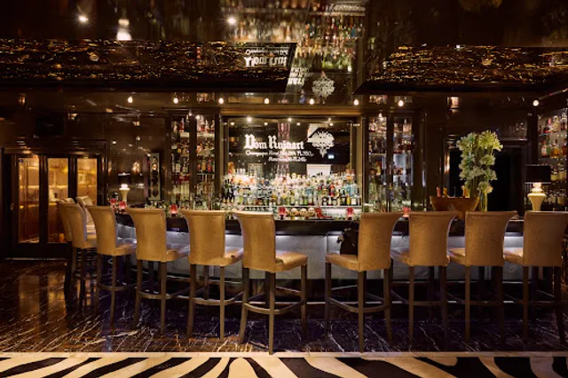 Bar & Smokers Lounge