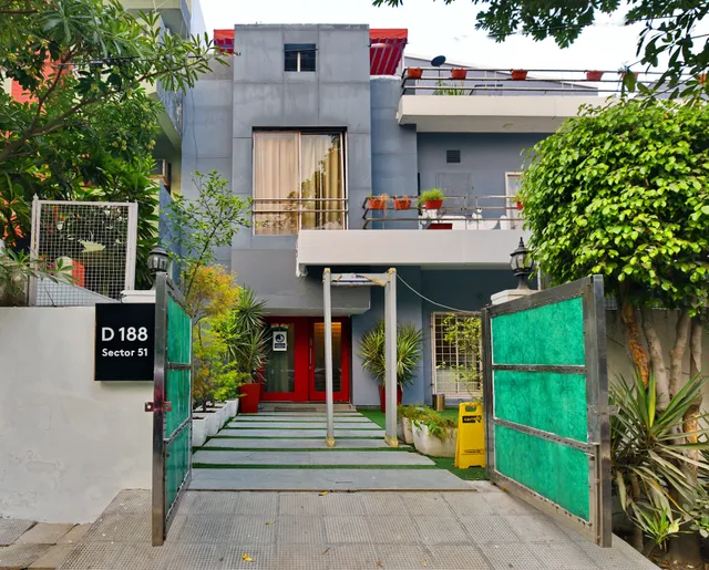 Divine Inn Couple Friendly Hotel near Sector 51 Metro Station