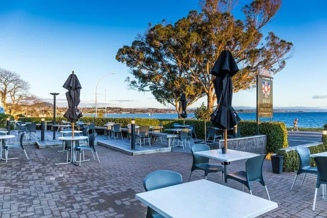 Twin Peaks Lakeside Inn