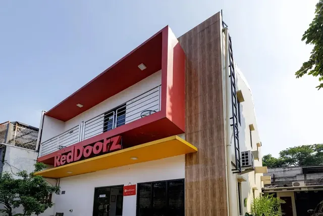 RedDoorz Plus near Trans Studio Cibubur 2
