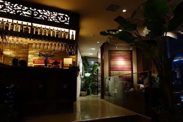 The Middle-8th Yun Lounge