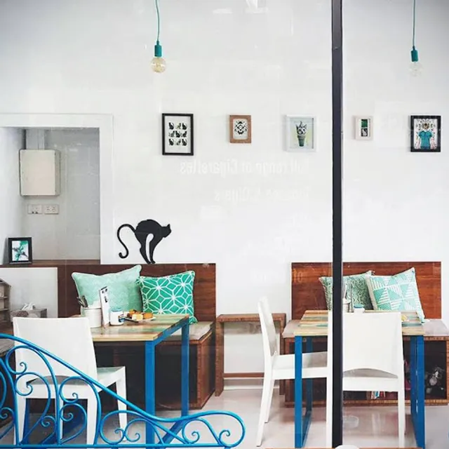 Two Cats Espresso Bar / Cafe