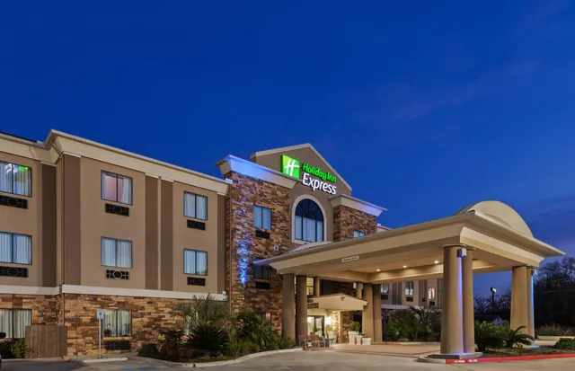 Holiday Inn Express & Suites Cleveland by IHG