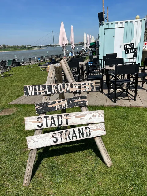 Stadtstrand-Düsseldorf am Mannesmannufer (Rheinkniebrücke)