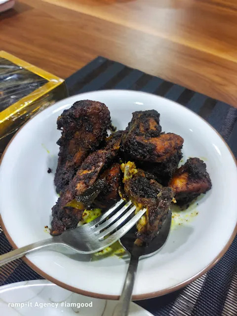 Tiga Budak Gemok (Uptown Kota Dame)