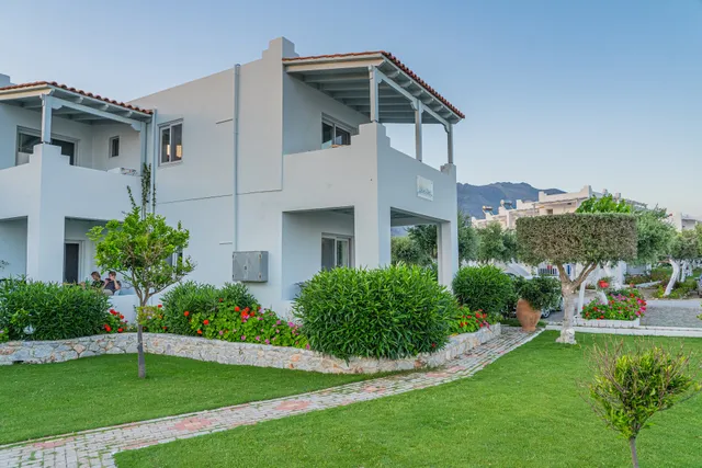 Paradisos Studios & Apartments