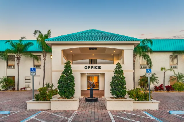 Days Inn & Suites by Wyndham Lake Okeechobee