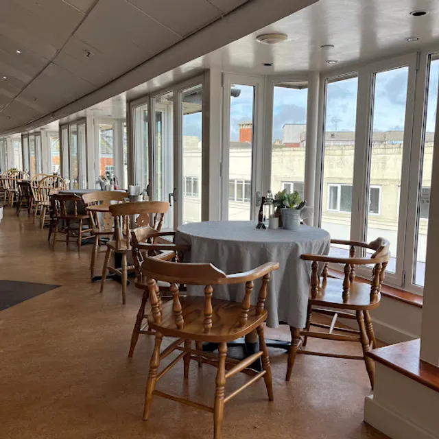 Rebos Play & Restaurant