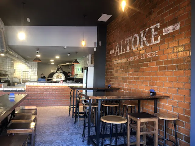 Altoke® Pizzería. Hechas en serio, no en serie