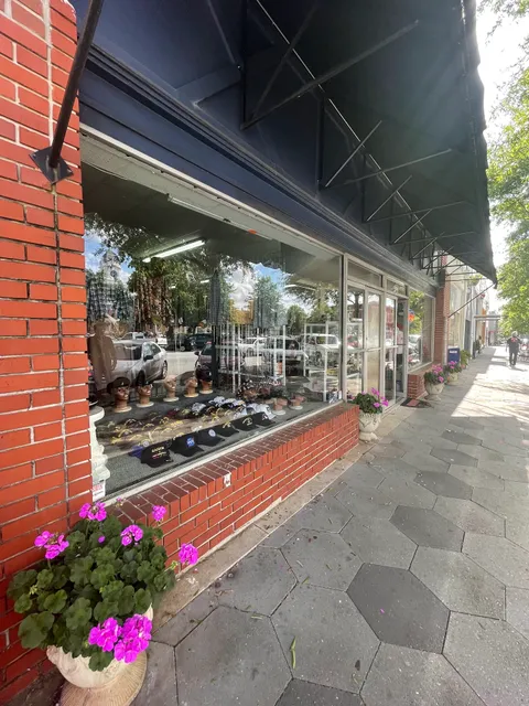 Lee's Fashion Corner