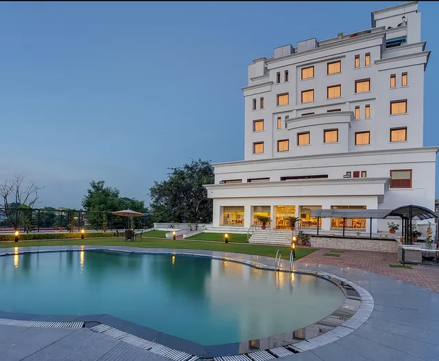 ROYAL SAROVAR PORTICO