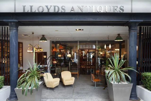 Lloyds Antiques Aoyama