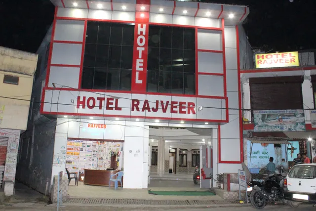 OYO 29237 Hotel Rajveer