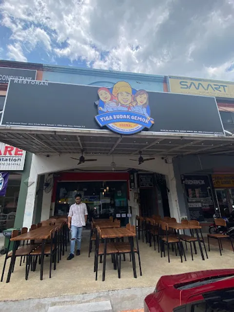 Tiga Budak Gemok (Seksyen 7 Shah Alam)