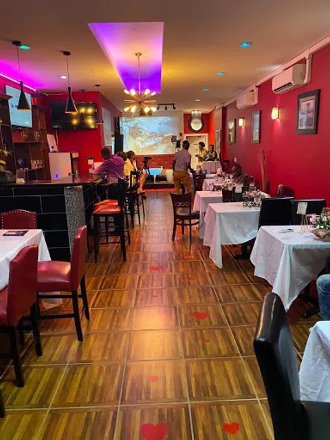 LE CAP RESTAURANT & LOUNGE