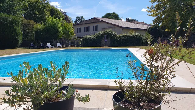 Domaine Bardon - Deux gîtes au coeur de la campagne entourés de vignes et de champs de tournesol.