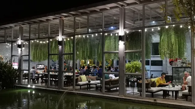 ตรี คาเฟ่ แอนด์ เรสเตอรองต์