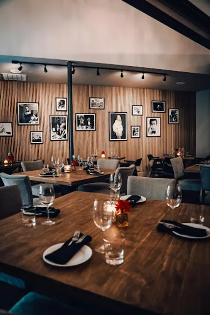 34 Chophouse & Doc's Lounge