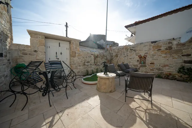 MINIQ 105 - Garden Cinema, BBQ - Foça Center 2BR Stone Home