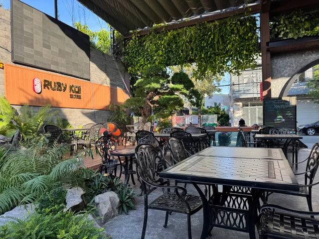 Ruby Koi Bistro (Nhà hàng-Cà phê)