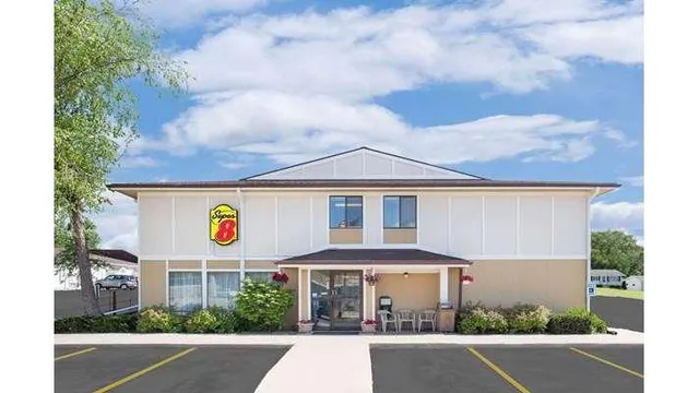 Super 8 by Wyndham Beaver Dam