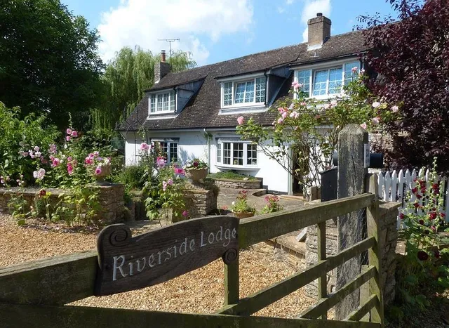 Riverside Lodge B&B