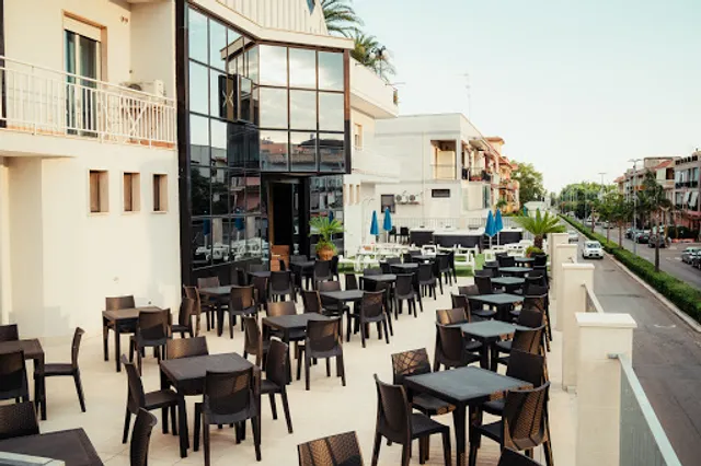 Ristorante Living con Bar Pasticceria e Pizzeria