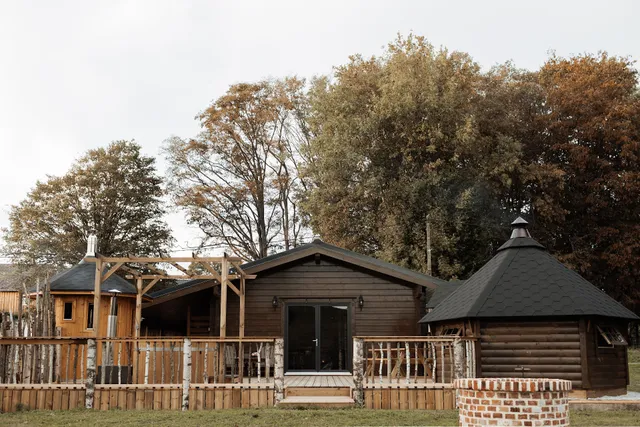 Cabane à l'ombre des charmes