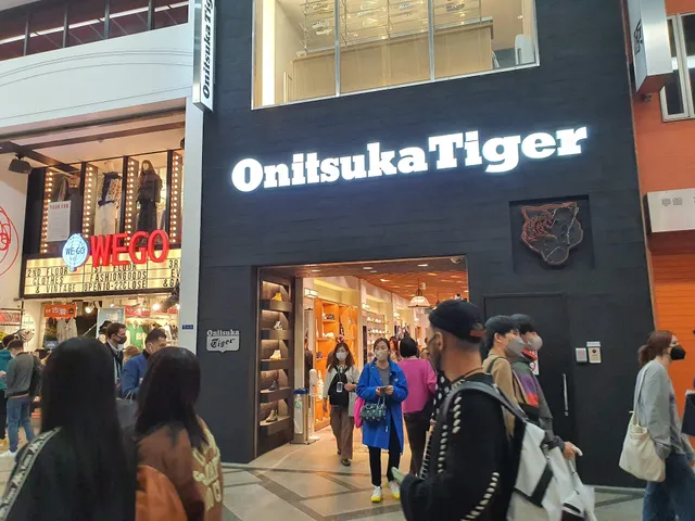 Onitsuka Tiger Osaka Shinsaibashi