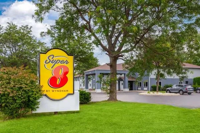 Super 8 by Wyndham McHenry/Fox Lake Area
