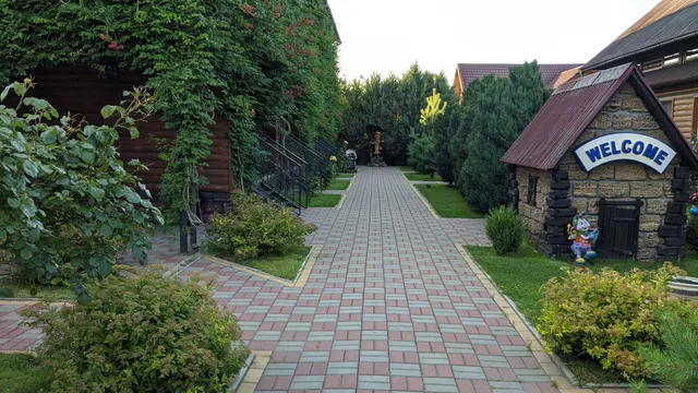 Hotel-complex Mizh Triokh Ozer