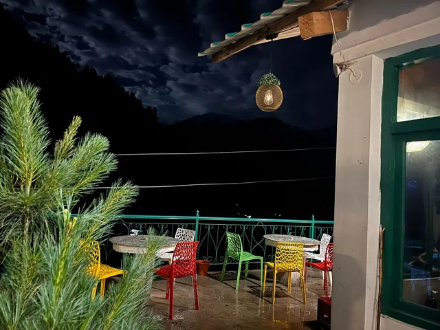 L'Ashrum Café Inn Tosh