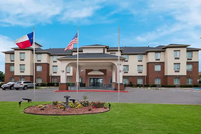 Best Western Plus Lake Dallas Inn & Suites