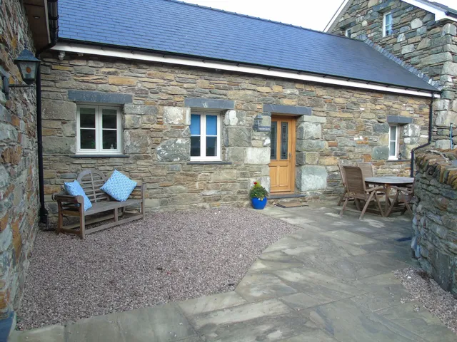 Middle Barn / Corner Barn