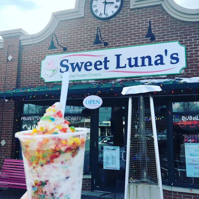 Sweet Luna's Frozen Desserts & Bubble Tea