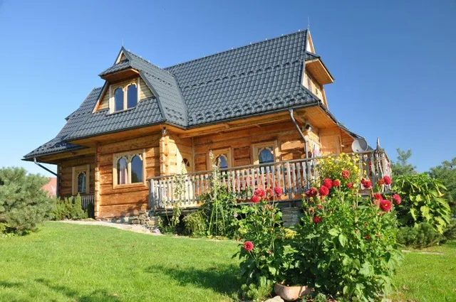 Wooden house overlooking the mountains