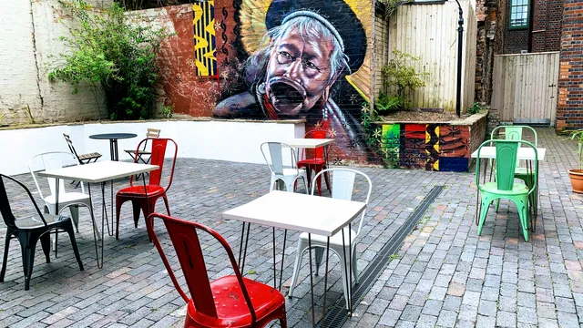 Viela JQ: Café / Dance studio