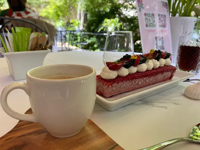 Soluxe Paris Restaurant