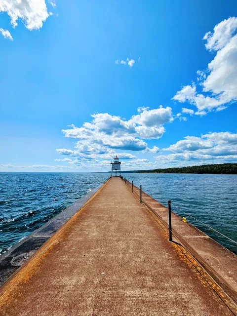 Two Harbors Pierhead Light