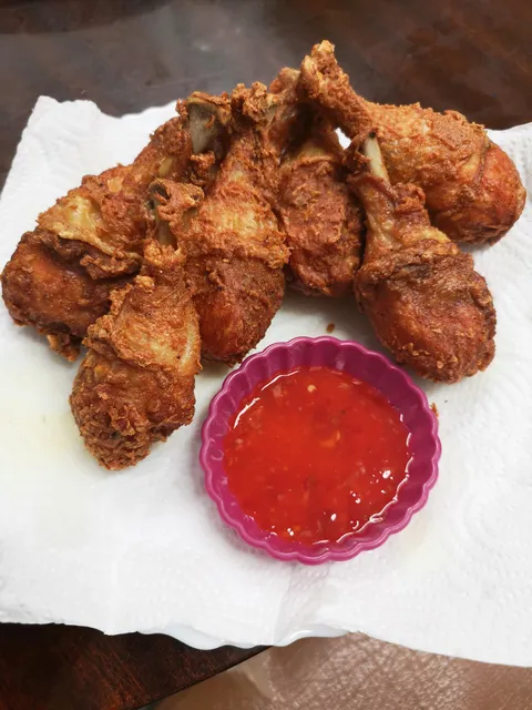 AUX CASCADES DES DELICES RÉUNIONNAIS