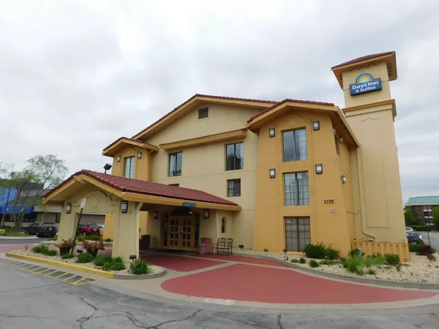 Days Inn & Suites by Wyndham Schaumburg