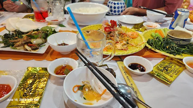 PHỐ MŨI NÉ - CƠM NIÊU HẢI SẢN TƯƠI SỐNG