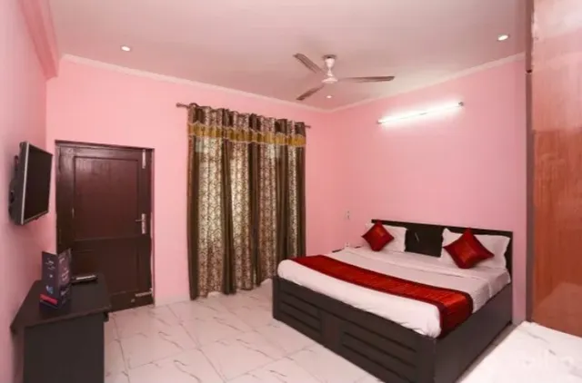 OYO 7526 Rising Star Sec 45