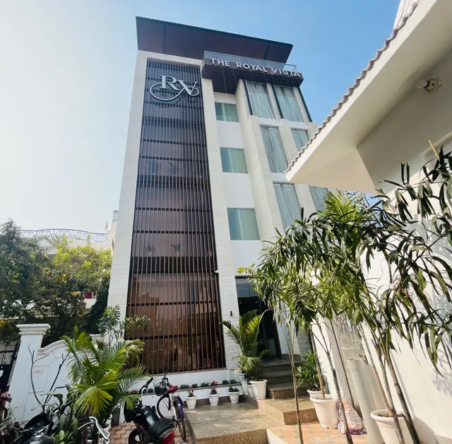 Hotel The Royal Vista - Best Comfortable Hotels | Family Hotels | Hotel in Sigra Varanasi