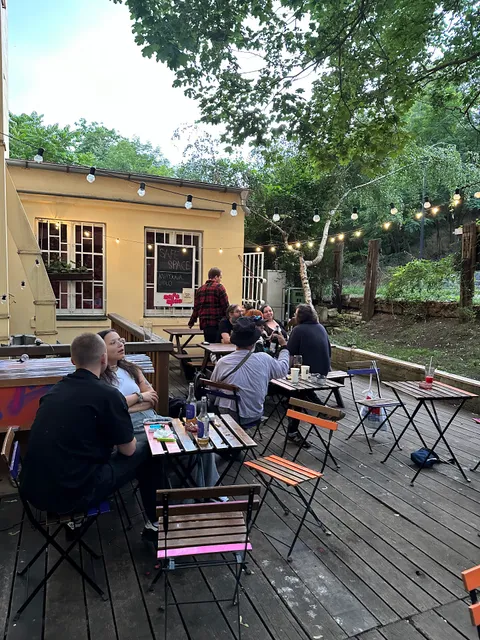 Safe space neziskové knihkupectví a vegan kavárna