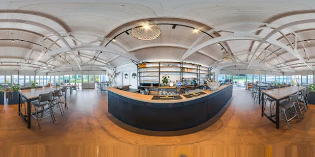 Strandpaviljoen évive aan het water